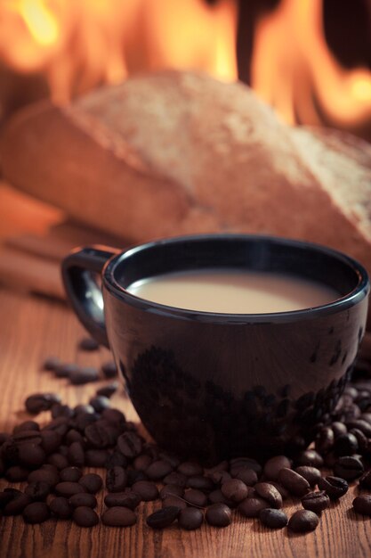 Primer plano de la taza de café en la mesa