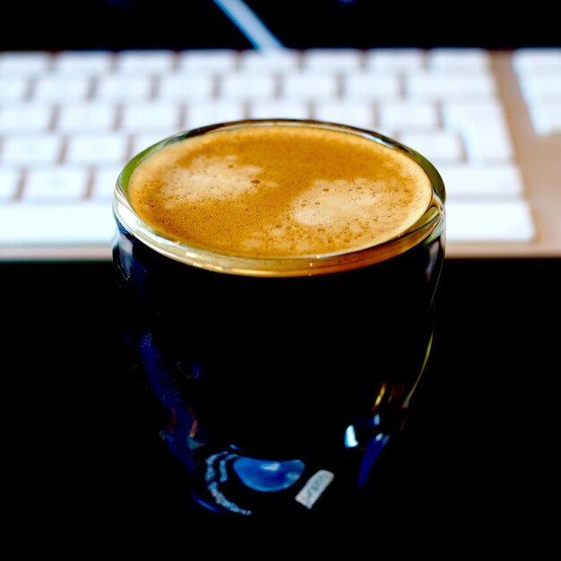 Foto primer plano de una taza de café en la mesa