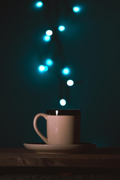 Primer plano de una taza de café en la mesa