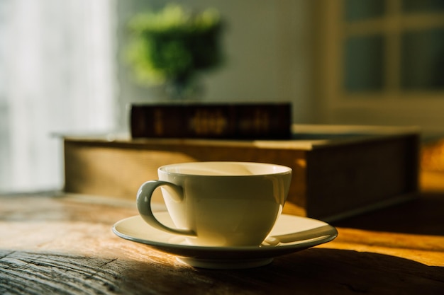 Primer plano de la taza de café en la mesa