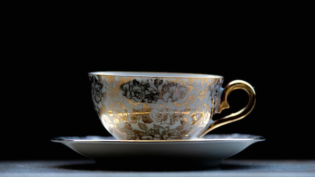 Primer plano de una taza de café en la mesa