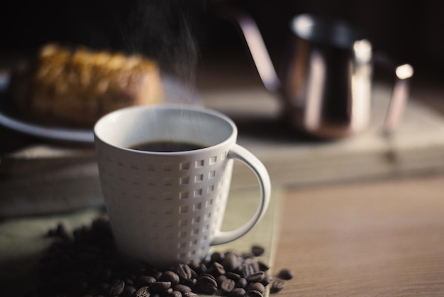 Primer plano de una taza de café en la mesa