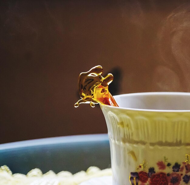 Foto primer plano de una taza de café en la mesa