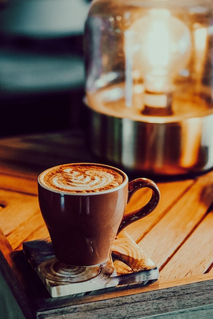 Primer plano de una taza de café en la mesa