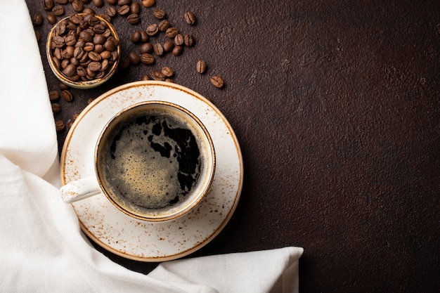 Primer plano de una taza de café negro.