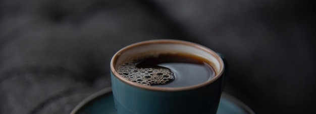 Primer plano de una taza de café o té caliente Taza de café azul de cerámica caliente en el fondo de la naturaleza Concepto de bebida de café caliente espacio de copia de banner