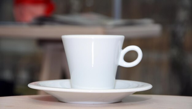 Foto primer plano de la taza de café y el platillo en la mesa