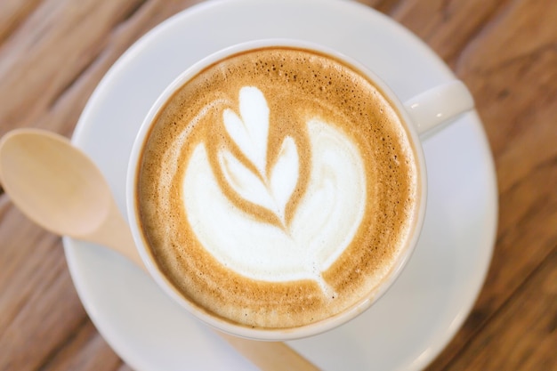 Primer plano de una taza de café en un platillo en la mesa.