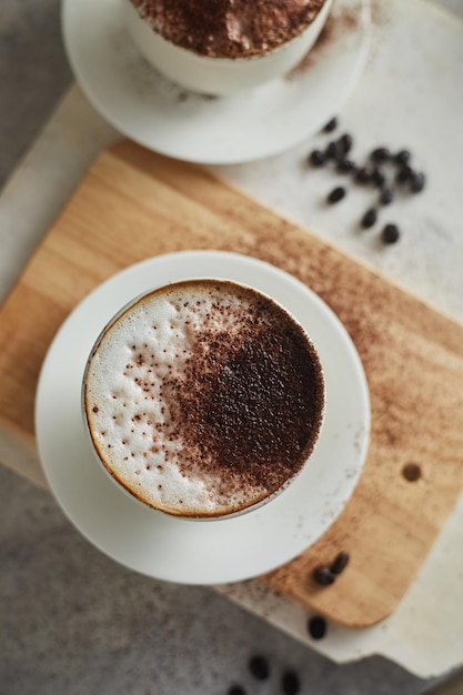 Primer plano de una taza de café en la tabla de cortar
