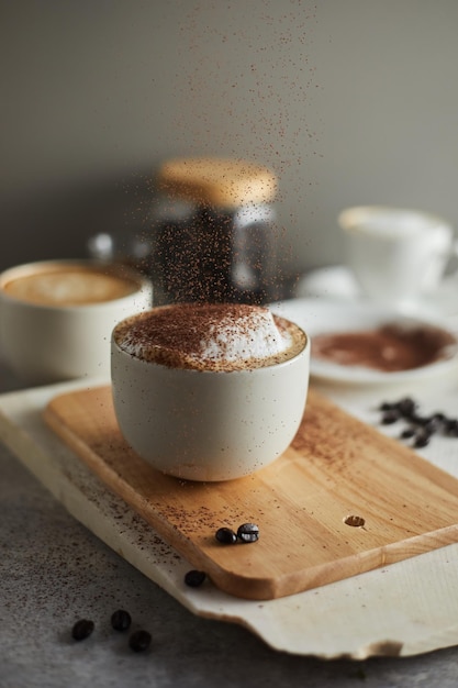 Primer plano de una taza de café en la tabla de cortar