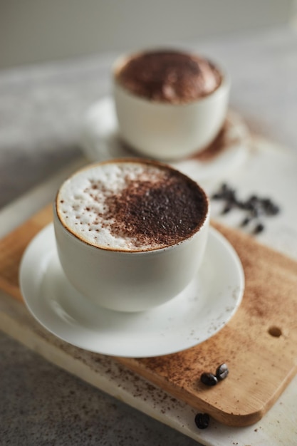 Primer plano de una taza de café en la tabla de cortar