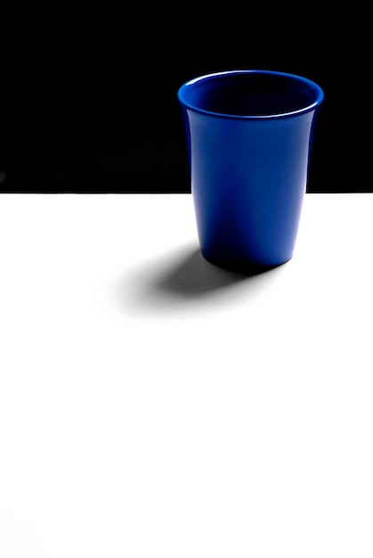 Primer plano de una taza de café vacía en la mesa