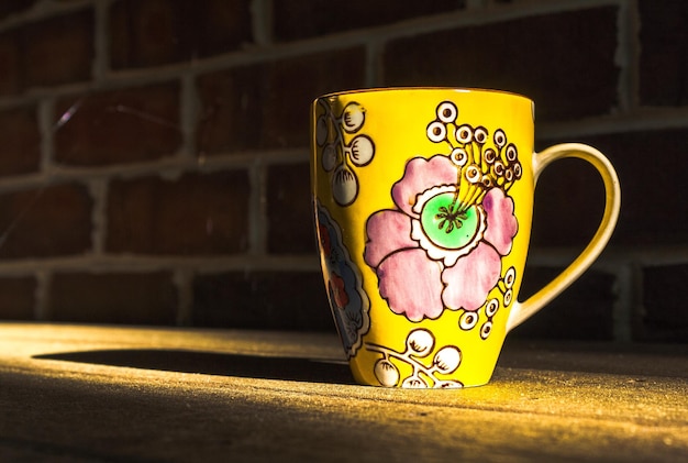 Primer plano de la taza en la mesa