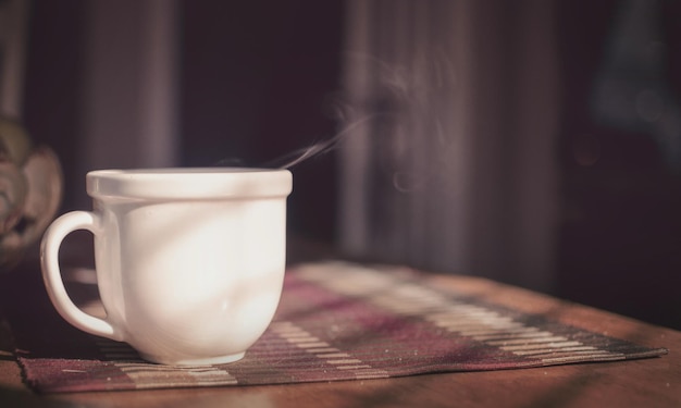 Primer plano de una taza de té caliente en la mesa