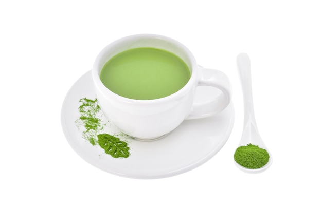 Primer plano de una taza de té contra un fondo blanco