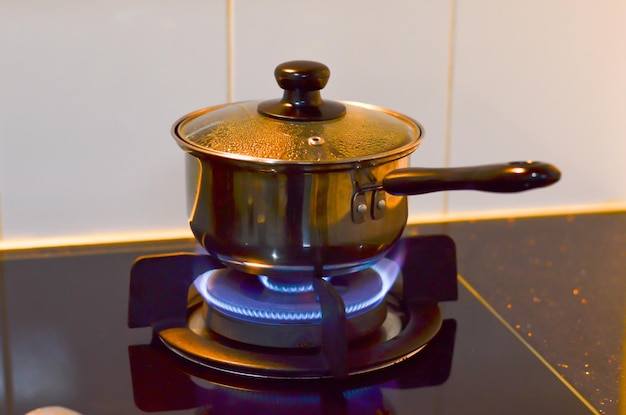 Primer plano de una taza de té en la mesa en casa