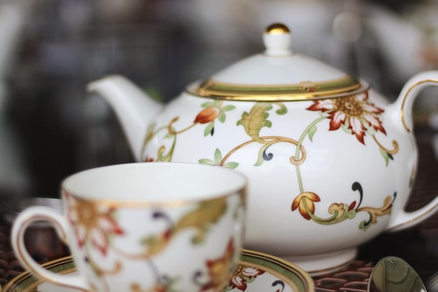 Primer plano de una taza de té en la mesa
