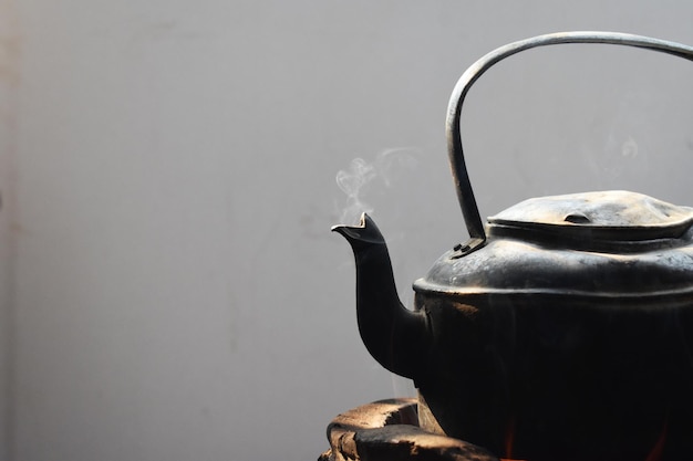 Primer plano de la taza de té en la pared