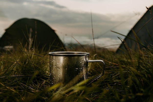 Primer plano de una taza turística de metal en un campamento de montaña