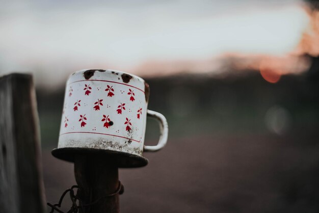 Foto primer plano de la taza en la valla