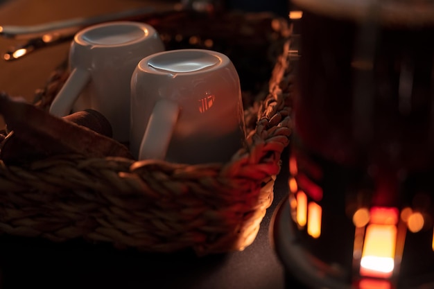 Primer plano de tazas de café con poca luz