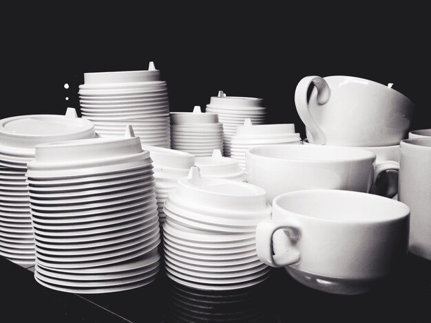 Foto primer plano de tazas de café sobre un fondo negro