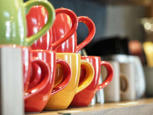 Primer plano de tazas de café en la tienda