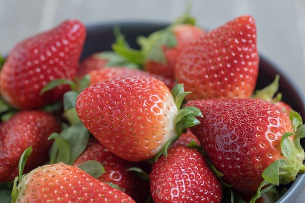 Primer plano de un tazón de fresas