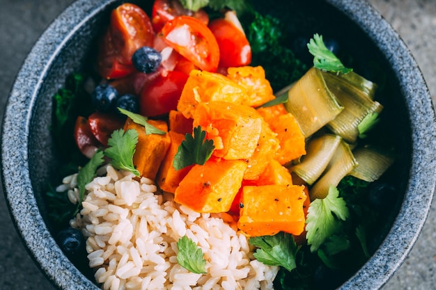 Primer plano de un tazón con frutas y verduras mixtas