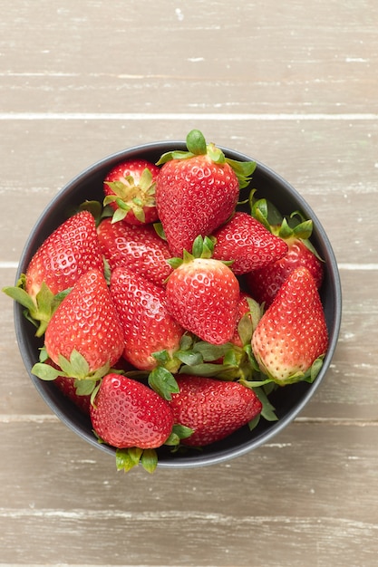 Un primer plano de un tazón de jugosas fresas frescas