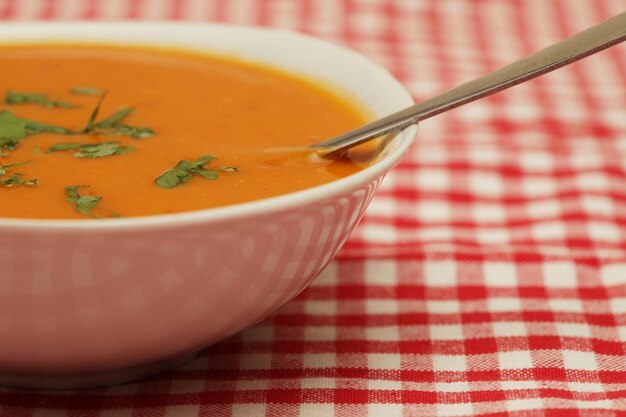 Primer plano de un tazón con sopa de calabaza