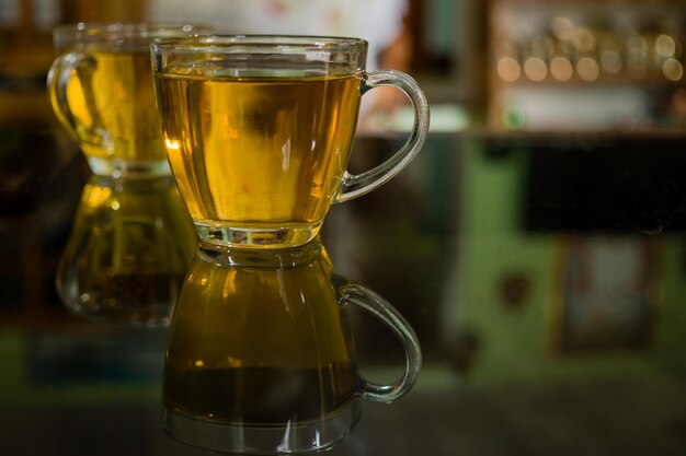 Primer plano de té de hierbas en tazas en la mesa