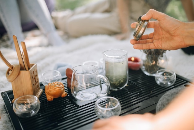 Primer plano de té recién hecho El té rojo en una tetera de vidrio se vaporiza al fondo del sol de la mañana