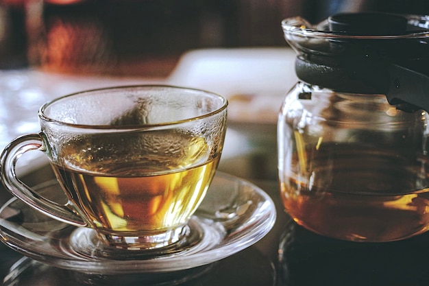 Primer plano del té servido en la mesa