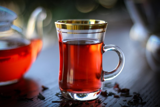 Primer plano de té en vaso en la mesa