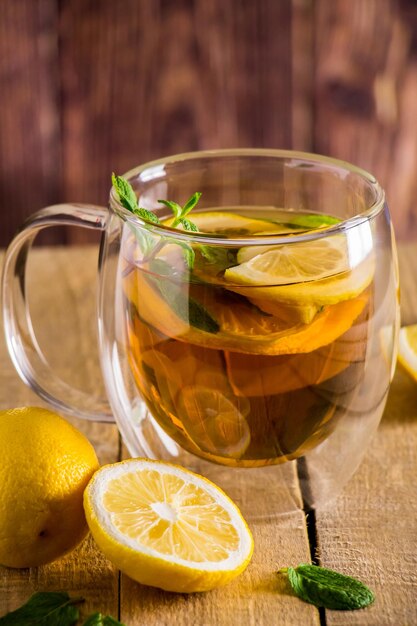 Primer plano de té en vaso en la mesa