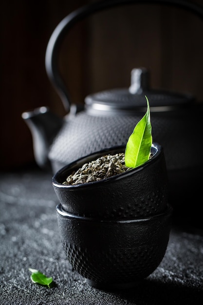 Primer plano de té verde en una taza de té