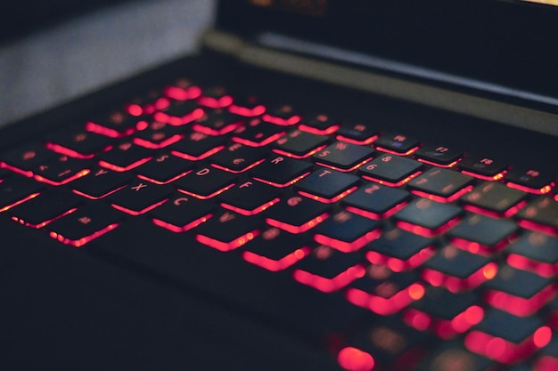 Primer plano de un teclado de computadora iluminado