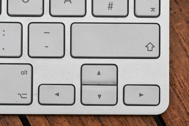 Foto primer plano del teclado de la computadora en la mesa