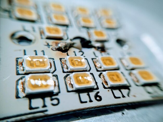 Primer plano del teclado de la computadora en la mesa