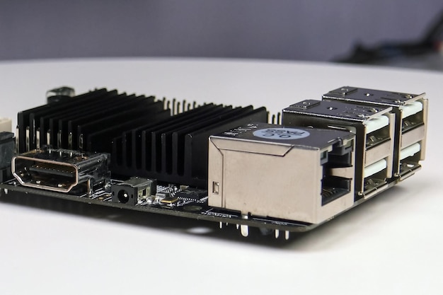 Primer plano del teclado de la computadora en la mesa