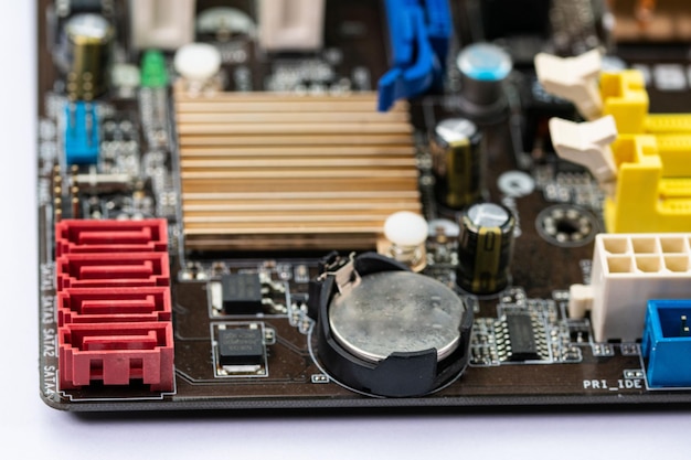 Primer plano del teclado de la computadora en la mesa