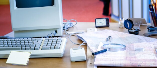 Primer plano del teclado de la computadora en la mesa