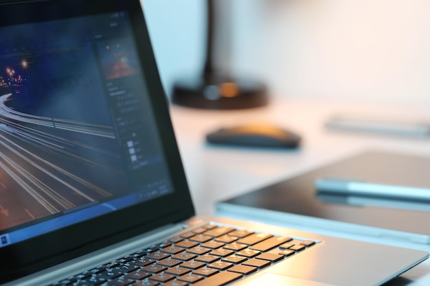 Primer plano del teclado de la computadora en la mesa