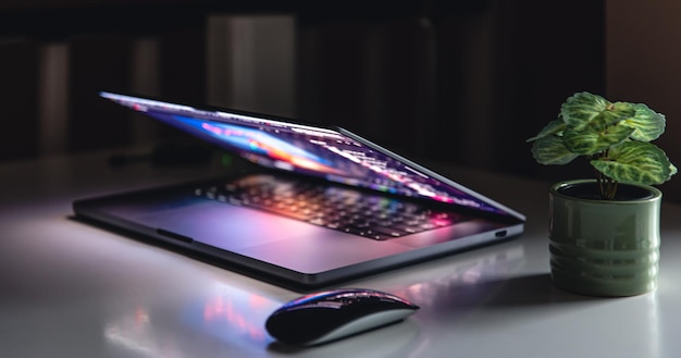 Un primer plano del teclado de la computadora portátil con iluminación de neón de colores y teclado retroiluminado