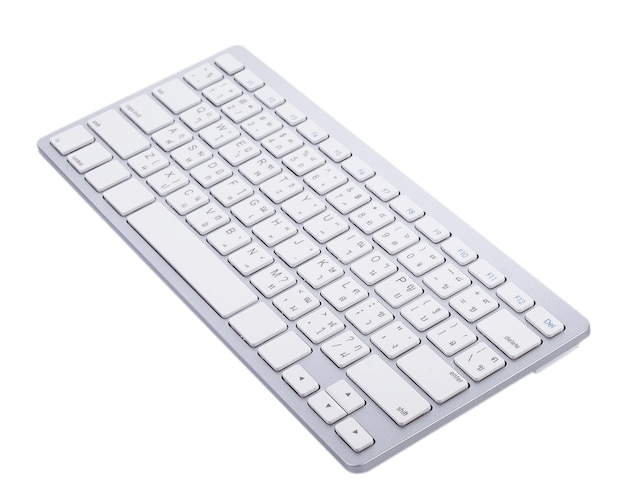 Primer plano del teclado de la computadora sobre un fondo blanco