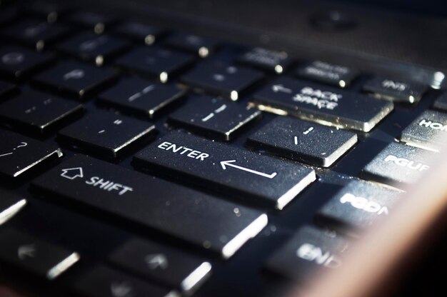 Primer plano del teclado de la computadora