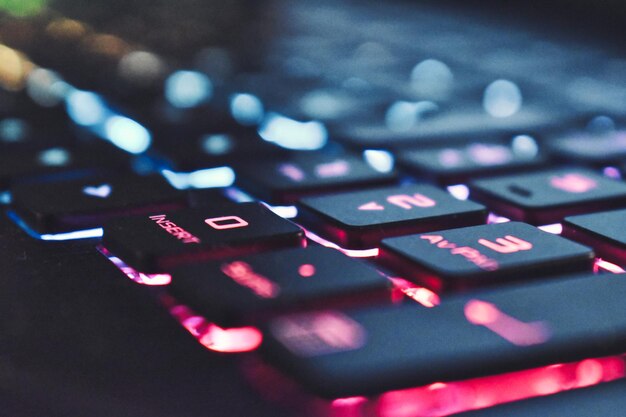 Primer plano del teclado de la computadora