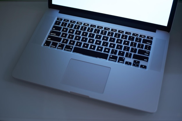 Primer plano del teclado del portátil con pantalla de espacio de copia en blanco Iluminación de tecla baja y enfoque seleccionado