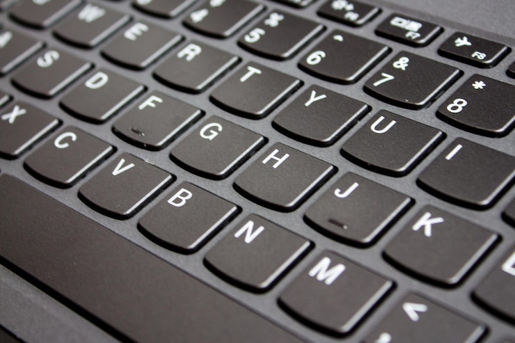 Foto un primer plano de un teclado de portátil